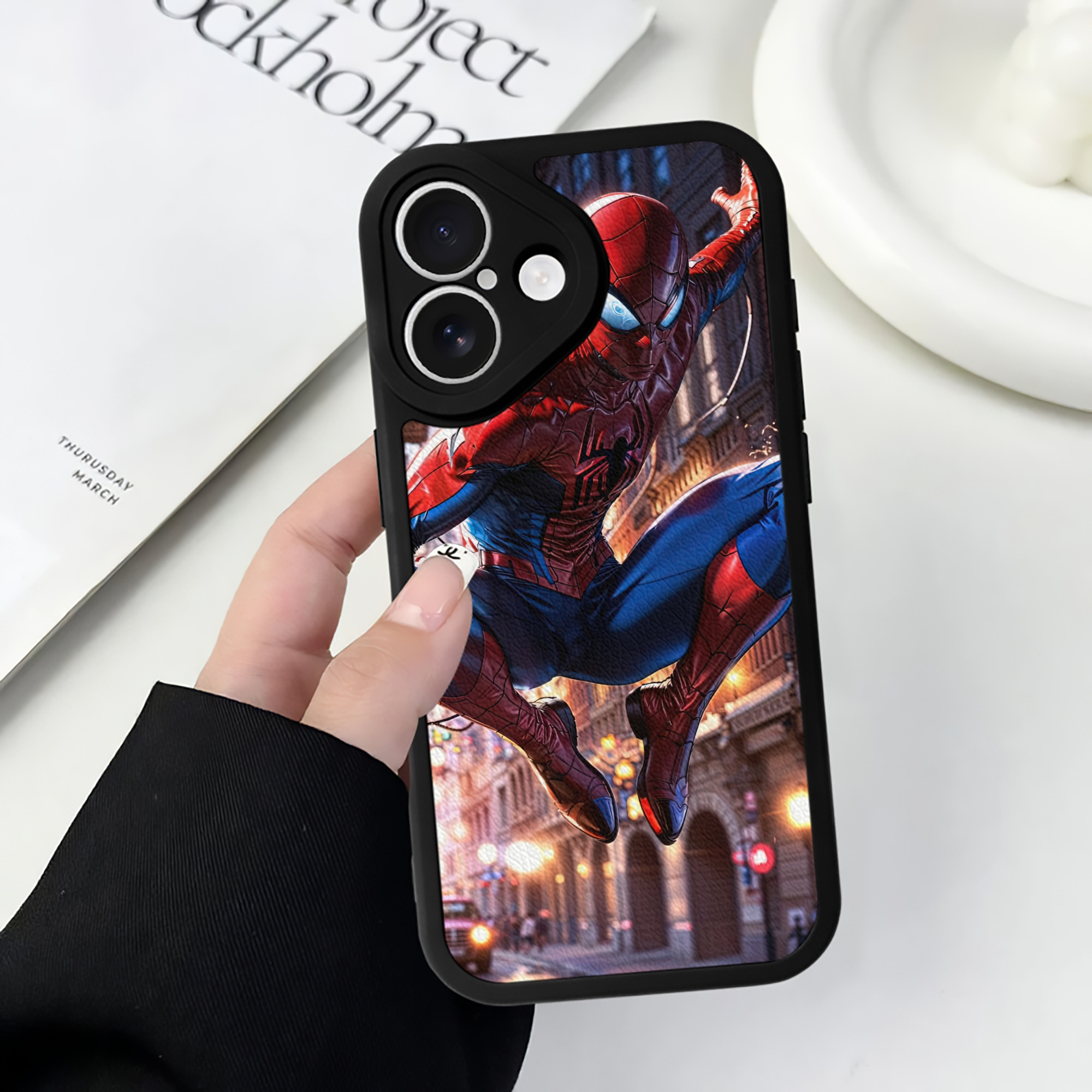 （画像用） Spider Man スパイダーマン 【iPhone 16シリーズ対応】シリコンスマホケース（レザー調） 材質：シリコン
